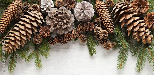 Fotografi Christmas festive background with fir branches, cones and traditional decoration