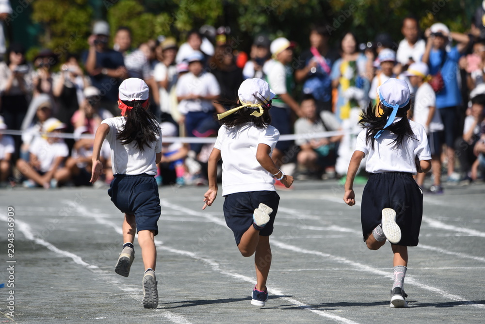 Japanese elementary school sports day / Schools in Japan, from elementary to high school, hold “Sports Day”.