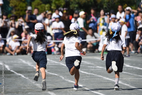 Japanese elementary school sports day / Schools in Japan, from elementary to high school, hold “Sports Day”.