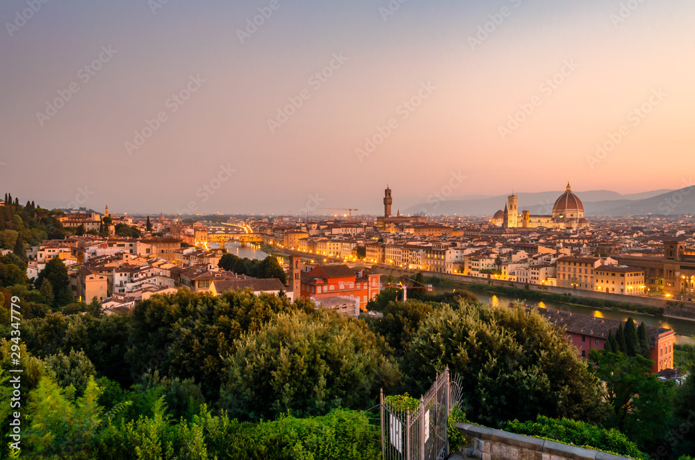 Fototapeta premium Famosa e bellissima vista di Firenze, Toscana, Italia dalla terrazza del Piazzale Michelangelo da dove è possibile godere del panorama dell'intera città