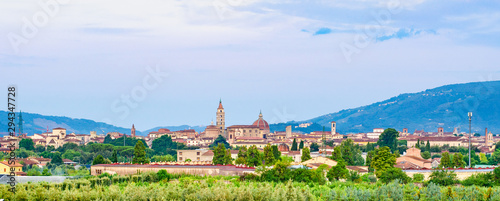 Panorama di Pistoia, Toscana, Italia, dalla campagna vicina con vista sulla città medievale e sulle colline circostanti photo