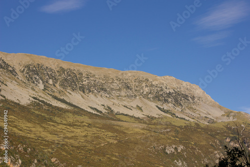 Montañas y paisajes del pirineo de huesca, Aragón, España al final del verano e inicio del otoño © Jorge