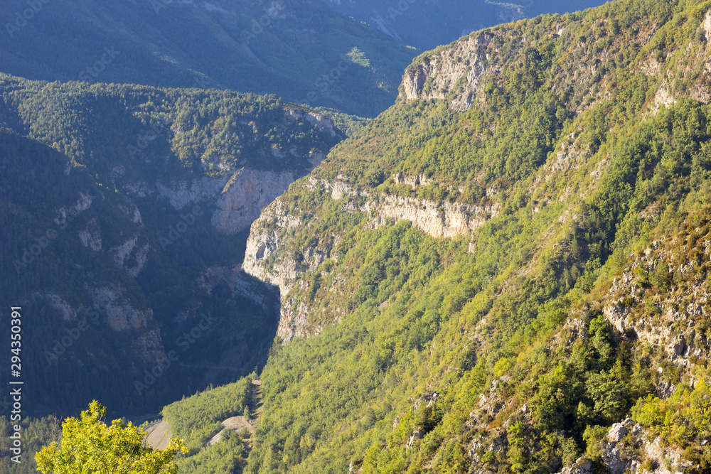 Montañas y paisajes del pirineo de huesca, Aragón, España al final del verano e inicio del otoño