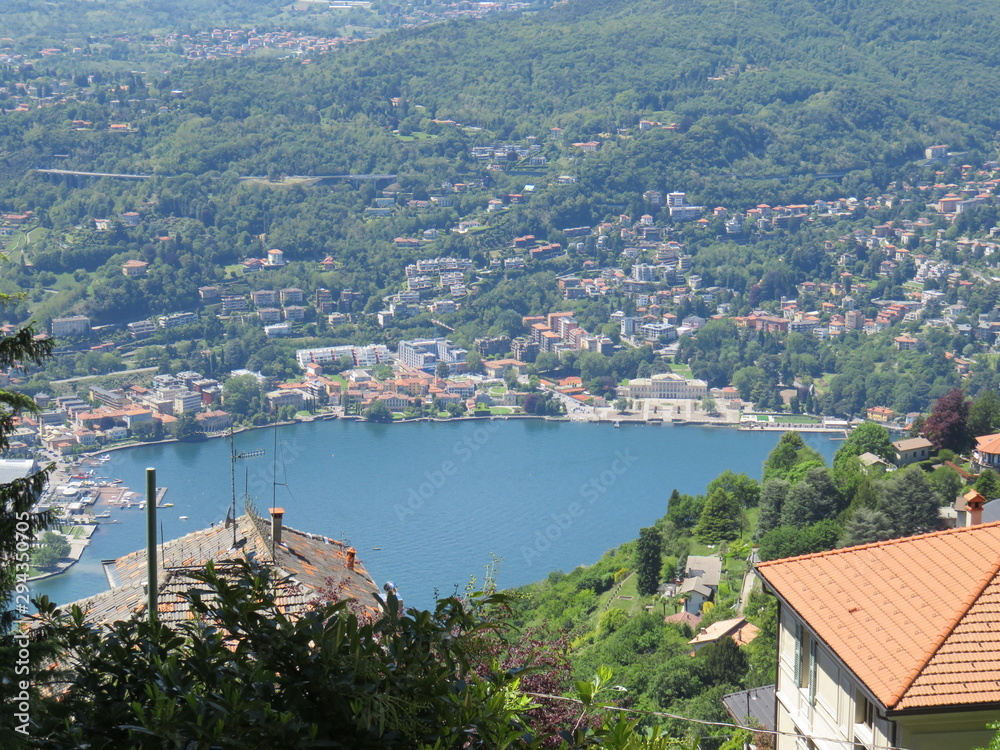 Fototapeta premium lake view with surrounding mountains from the hill