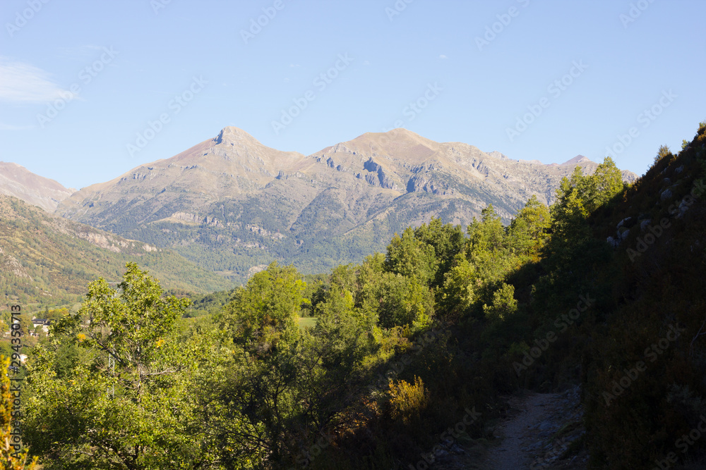 Paisajes del pirineo Aragonés, España, muy cerca de la frontera con Francia en la época del inicio del otoño. Paisajes del pirineo Aragonés, España, muy cerca de la frontera con Francia en la época del inicio del otoño.