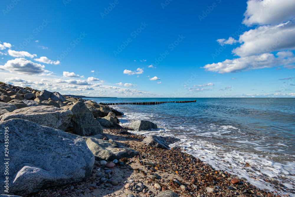 Blick auf die Ostsee und auf den Strand vor blauem Himmel