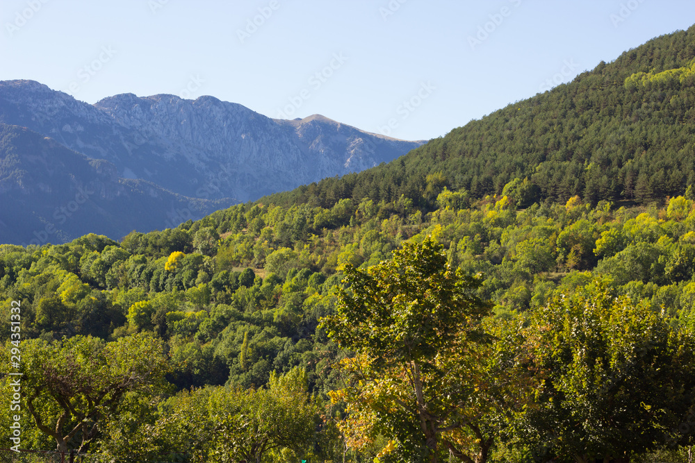 Paisajes del pirineo Aragonés, España, muy cerca de la frontera con Francia en la época del inicio del otoño.