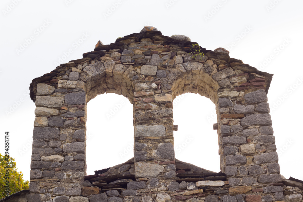 Hermita des siglo XI de estilo románico de la población de  Chia pueblo de alta montaña del pirineo de Huesca, Aragón, España