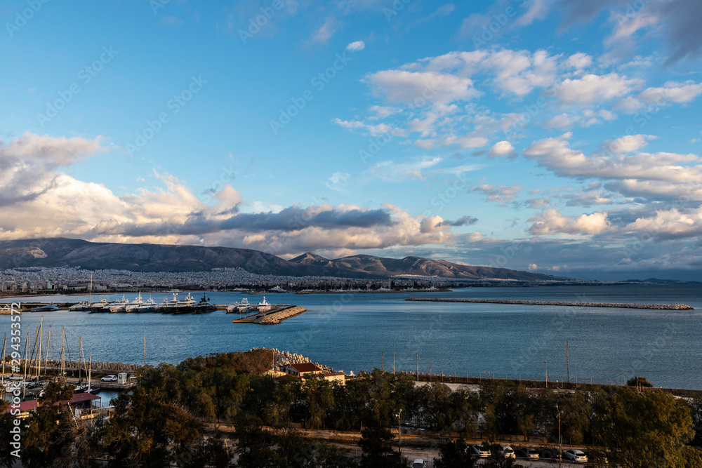 Φωτογραφία Overview of the port and the city of Athens, Greece