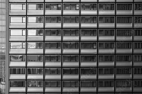 Hochhaus Fassade Spiegelung Belgien Brüssel schwarz weiß monton Raster Geometrie steril Büros Wohnungen Bausünde hässlich Wand Block Kasten Isolation Bausünde Glas Architektur Wohnsilo Reflexion
