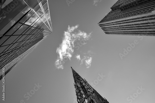 Wolkenkratzer Manhattan Kirche New York 5th Avenue schwarz weiß Spitzen Trump Tower Big Apple American Dream Glaube himmlisch Grafik Hintergrund Graustufen Wölkchen Himmel USA America first Symbol