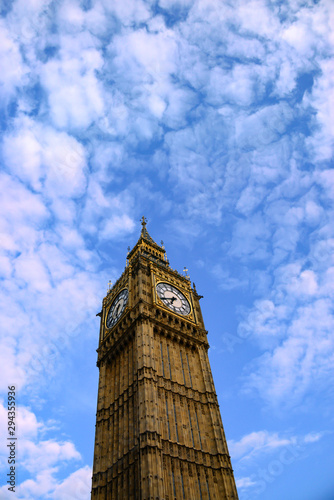 Big Ben Glockenturm Uhr London Houses of Parliament Parlament Themse Brexit Great Britain United Kingdom Glocke Themse Wahrzeichen Brexit Warhzeichen geschlagen Stunde Zeiger Restaurierung photo