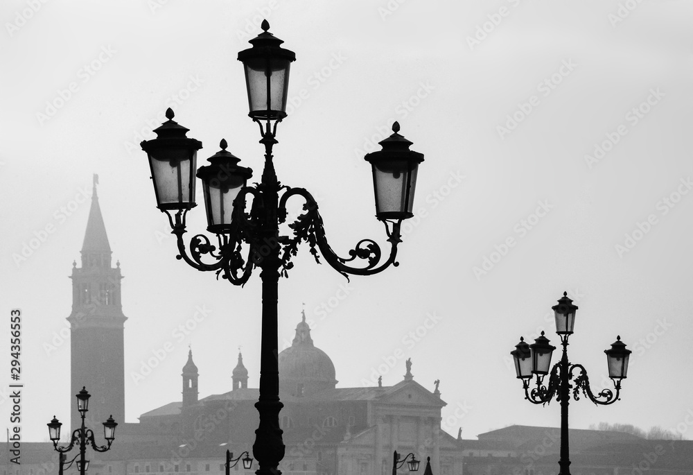 Markusplatz KIrche Basilica San Giorgio Maggiore Venedig Straßenlaternen Nebel Canale Grande schwarz weiß Stimmung Atmosphäre Italien Venezien Mittelmeer Lagune morgen Lüster Leuchter 