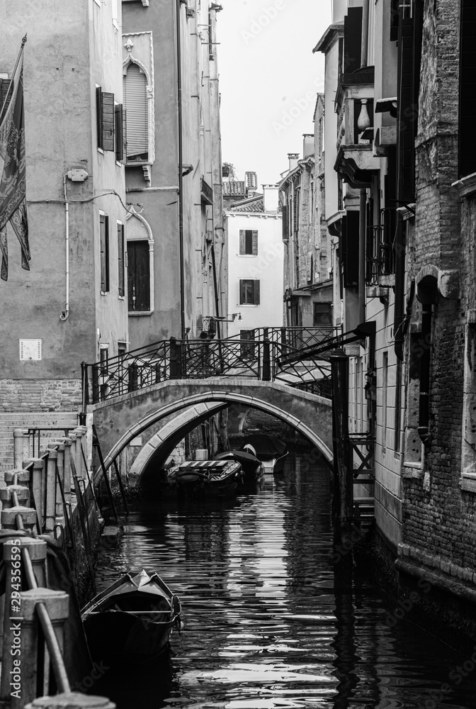 Kanal Venedig Italien schwarz weiß Vintage Boot Gondel eng Brücke Bogen Palazzo Mittelmeer Hochwasser Aqua Alta pittoresk Idyll Welterbe Graustufen Nostalgie Postkarte einzigartig Bauwerk Romantik