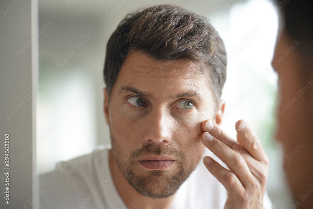 Obraz premium Portrait of a man in front of mirror