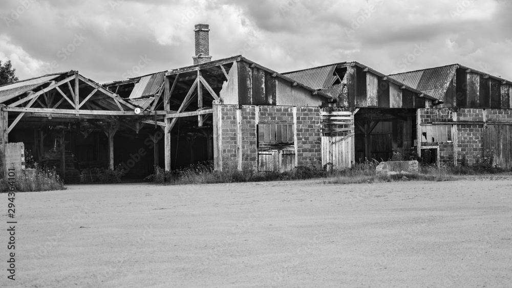 Une vieille usine abandonnée. Une scierie abandonnée. Une usine en faillite. Banqueroute d'une usine. Une entreprise en faillite Une vieille usine abandonnée. Une scierie abandonnée. Une usine en faillite. Banqueroute d'une usine. Une entreprise en faillite