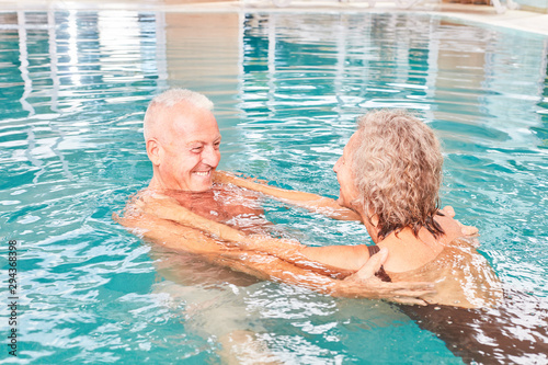 Senioren Paar schwimmt zusammen im Pool