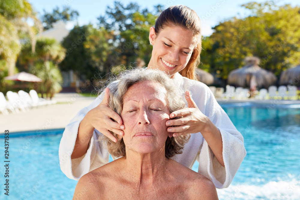 Seniorin wird mit einer Massage verwöhnt Stock-Foto | Adobe Stock