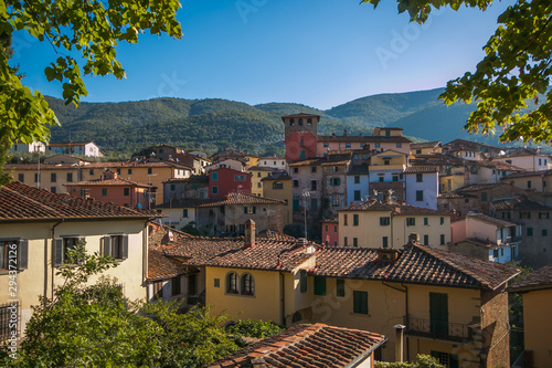 Veduta panoramica del borgo medievale di Loro Ciuffenna photo