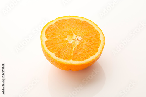 naranja cortada  jugosa  sobre fondo blanco. sliced       orange  juicy  on white background.