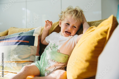 Wütendes Kleinkind auf Sofa