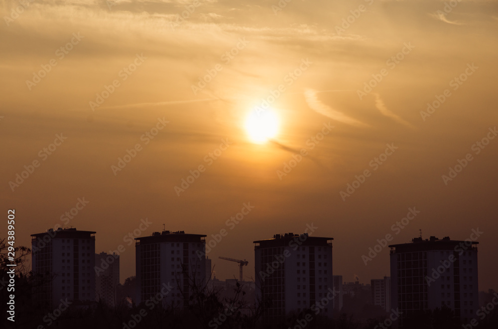 des immeubles sous la brume et le brouillard du matin. La pollution sur Lyon avec le soleil levant. Une ville polluée au matin.
