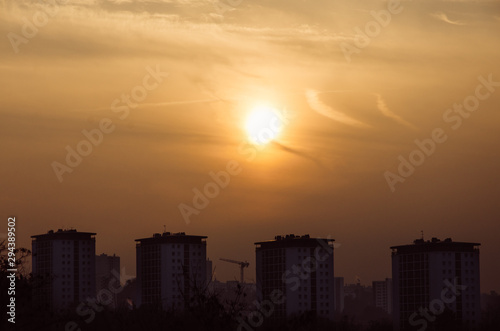 des immeubles sous la brume et le brouillard du matin. La pollution sur Lyon avec le soleil levant. Une ville polluée au matin. © david