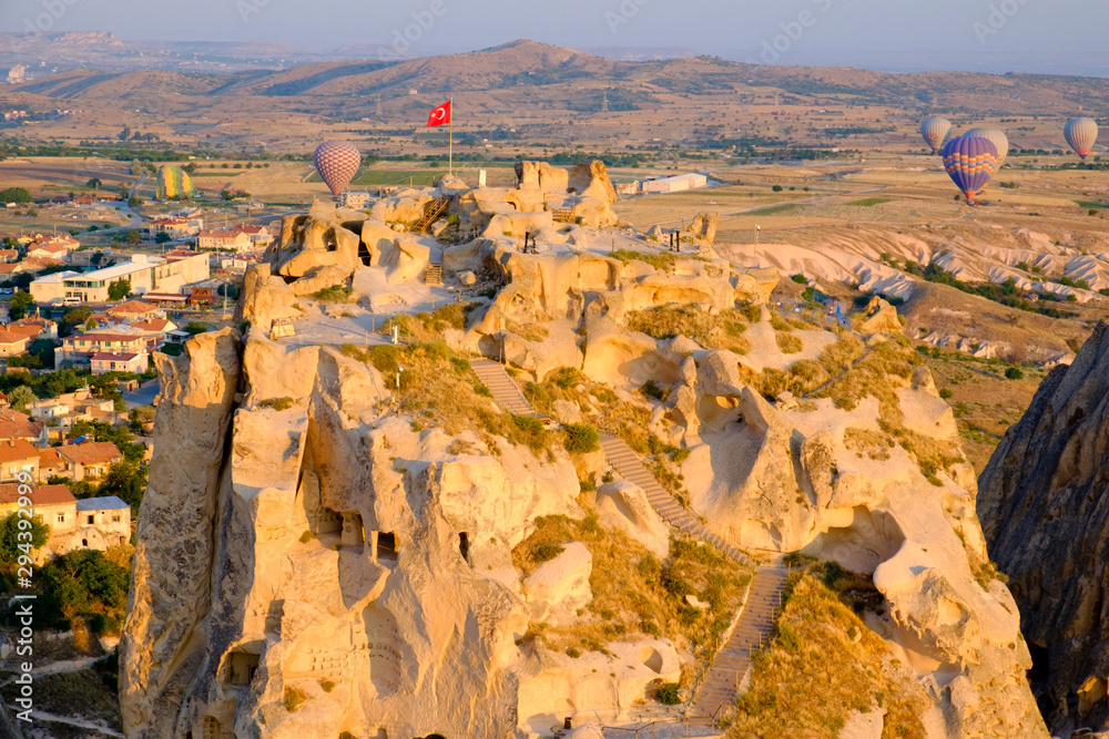 Obraz premium Sobrevolando en Globo. Castillo de Uçhisar. Capadocia. Turquía