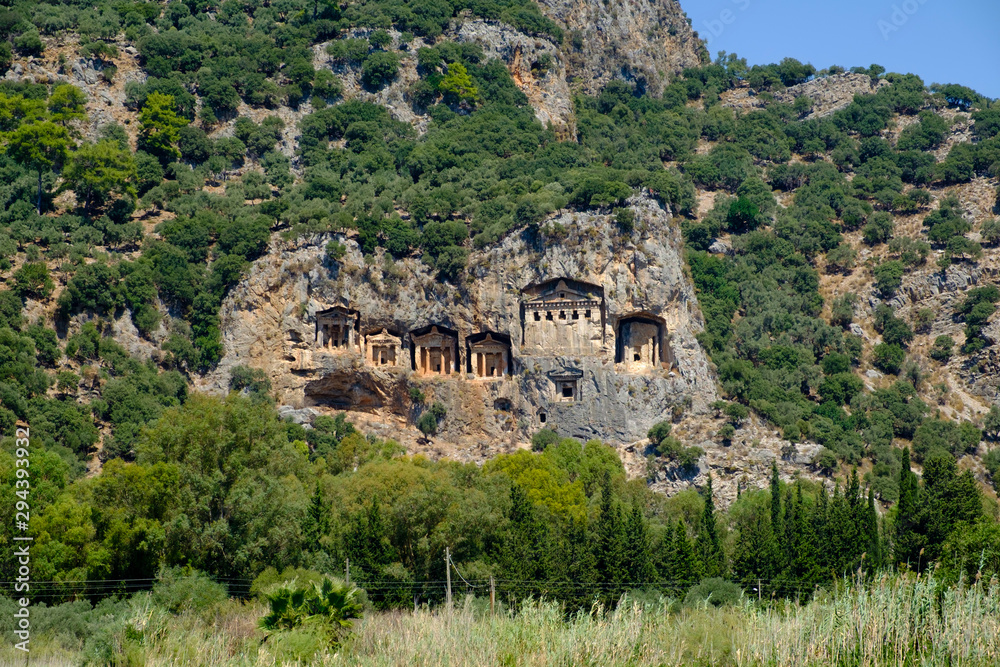 Fototapeta premium Tumbas Licias. Necropolis sobre rio Dalyan