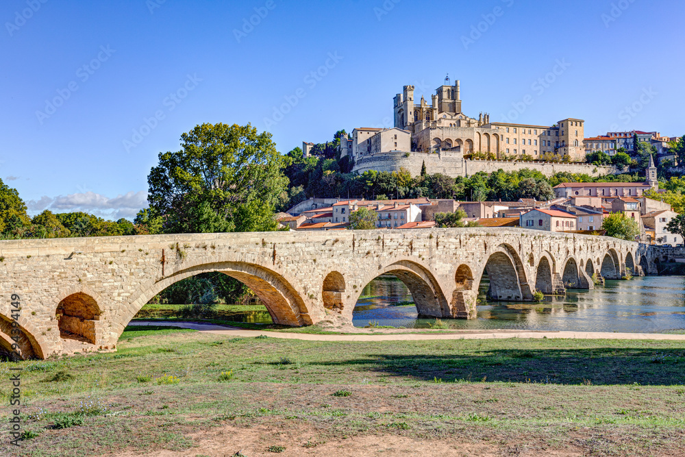 Vue sur le Pont Vieux et la Cathedrale Saint-Nazaire de Beziers - Herault - Occitanie