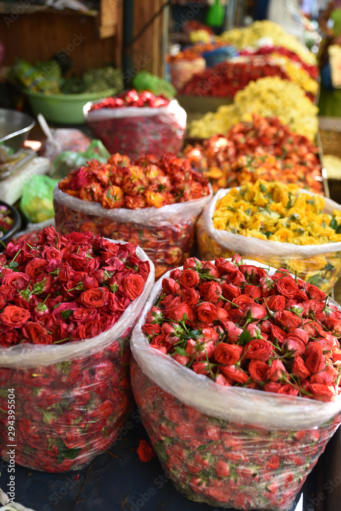 Roses en vrac au marché aux fleurs à Pondichéry, Inde du Sud