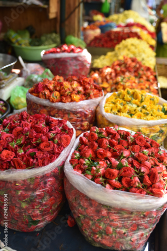 Roses en vrac au marché aux fleurs à Pondichéry, Inde du Sud