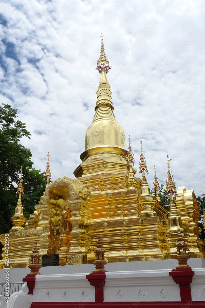 Naklejka premium Templo de oro de Chiang Mai, Tailandia