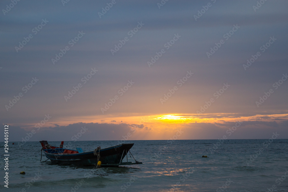 Embarcación en Koh Thao con atardecer de fondo