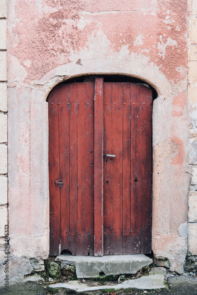 une vieille porte rouge et un mur ancien une vieille porte rouge et un mur ancien
