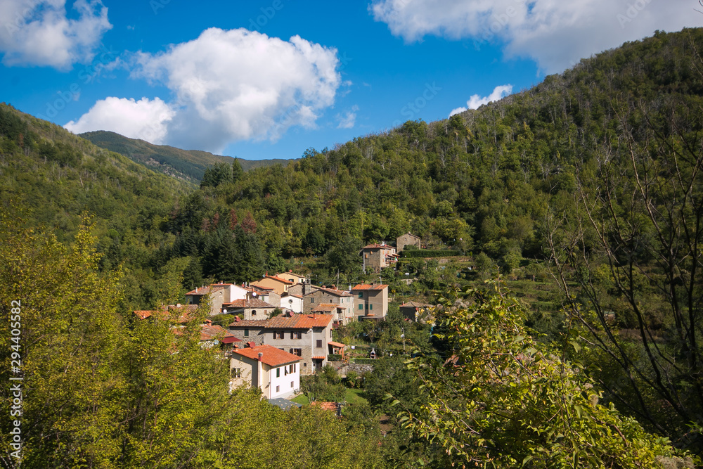 Veduta panoramica di Gorgiti una piccola frazione di montagna in Toscana