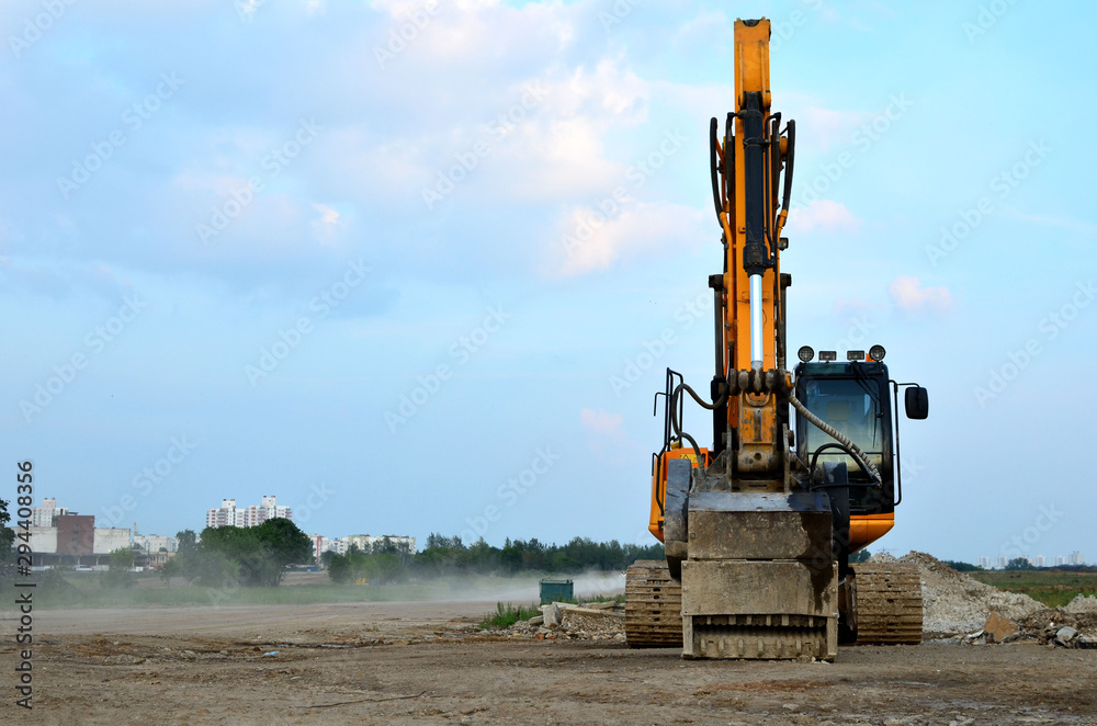 Excavator with crusher bucket for crushing concrete. Construction waste recycling for construction mix. Sifting and grinding bucket for the separation of concrete into fractions of higher quality. Excavator with crusher bucket for crushing concrete. Construction waste recycling for construction mix. Sifting and grinding bucket for the separation of concrete into fractions of higher quality.