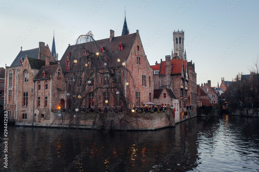 Canal à Bruges. Architecture flamande Canal à Bruges. Architecture flamande
