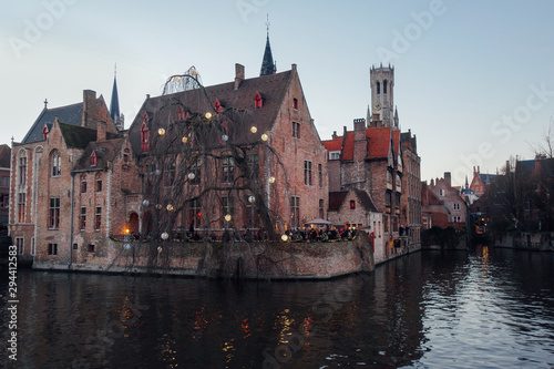 Canal à Bruges. Architecture flamande