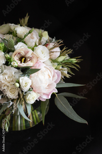 Bukiet ślubny z piwoniami i różami