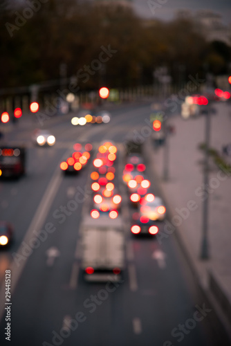 Blured cars and traffic lights in evening city © Abiwoo