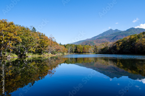 秋の知床　知床五湖【四湖】と知床連山（北海道・斜里町）