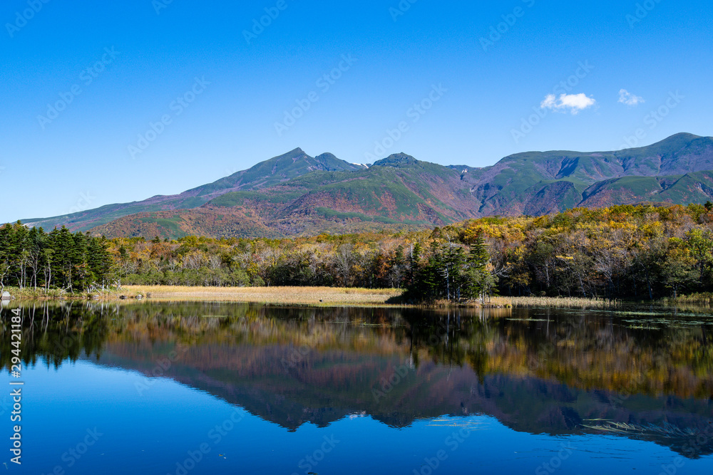 秋の知床　知床五湖【二湖】と知床連山（北海道・斜里町）