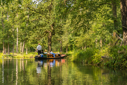 Kahnfahrt auf einem Kanal im Spreewald