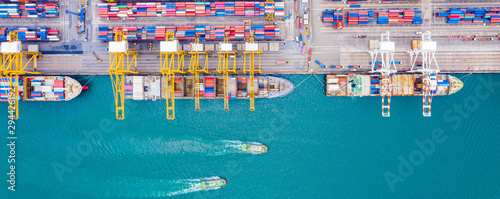 Foto Top view of Deep water port with cargo ship and containers