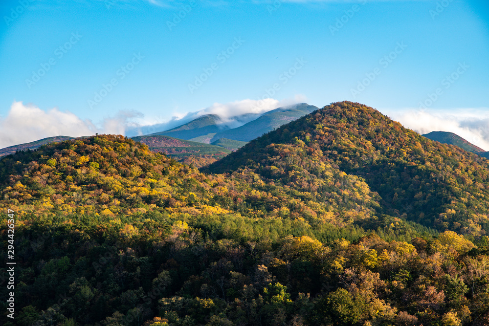 秋の知床　紅葉と雲のかかった知床連山（北海道・斜里町）