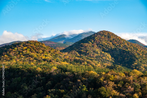 秋の知床 紅葉と雲のかかった知床連山（北海道・斜里町）