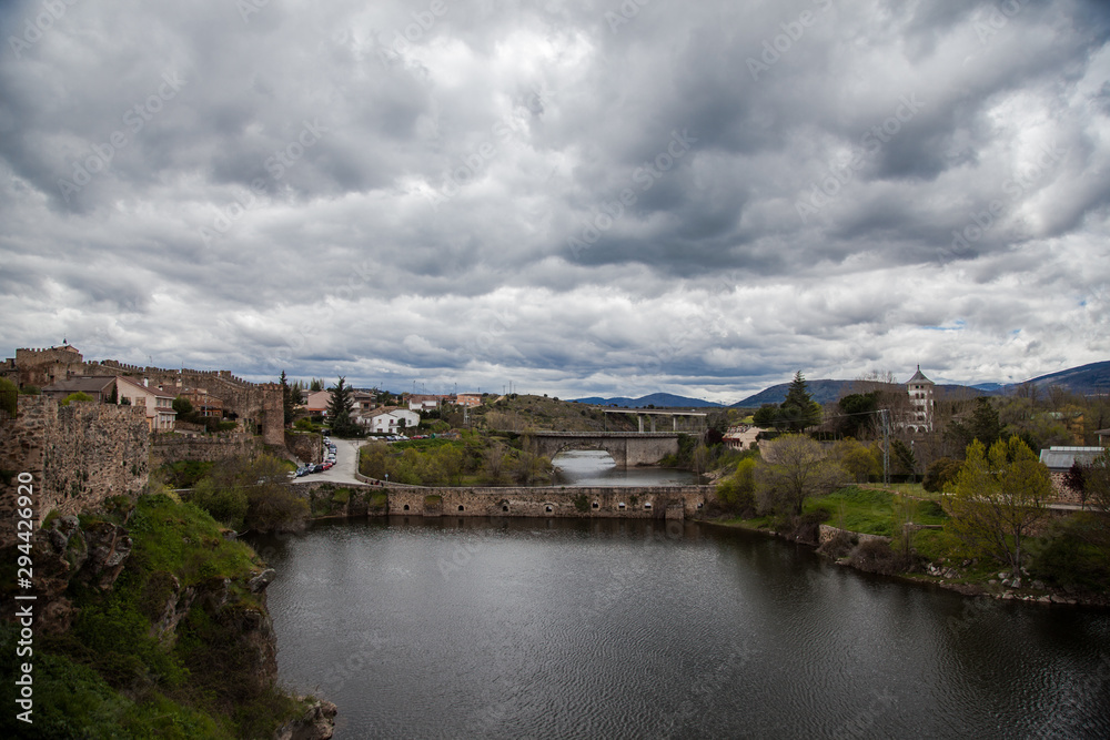 muralla y río del pueblo de Buitrago