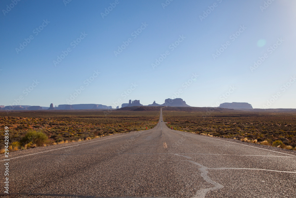 carretera con Monument Valley de fondo