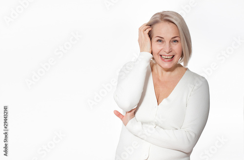 Foto Happy woman emotionally posing in a studio